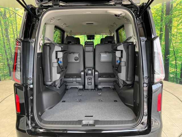 後席を格納すると、これだけの広さが！シーンに合わせたシートアレンジで、大きな荷物も積むことが出来ます♪