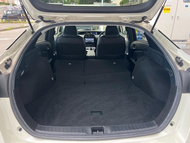 後席を格納すると、これだけの広さが！シーンに合わせたシートアレンジで、大きな荷物も積むことが出来ます♪