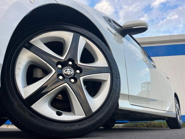 【純正オプションアルミホイール】純正オプションホイールを装着。走行性能の向上に加え、外観もよりスタイリッシュになっています。