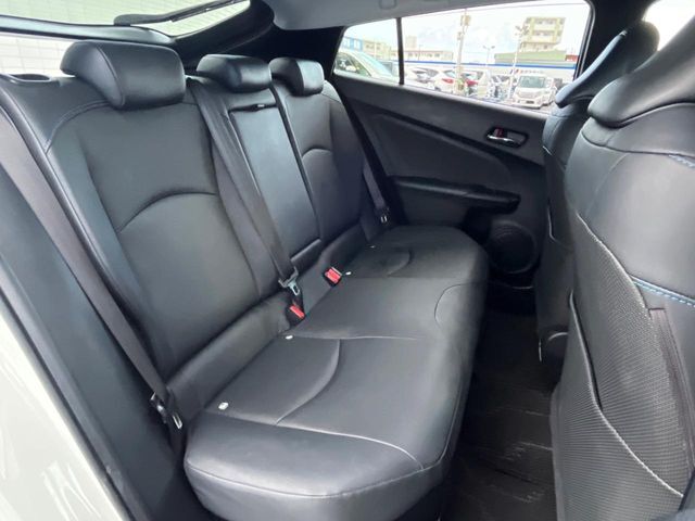 後部座席も気になるようなキズ・汚れやへたり等、大きなダメージはなく、良好な状態です。