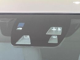 【スマートシティブレーキサポート】低速走行中に前方の車両等を認識し、衝突しそうな時は警報とブレーキで衝突回避と被害軽減をアシスト。より安全にドライブをお楽しみいただけます。