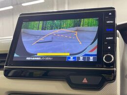 【バックカメラ】駐車時に後方がリアルタイム映像で確認できます。大型商業施設や立体駐車場での駐車時や、夜間のバック時に大活躍！運転スキルに関わらず、今や必須となった装備のひとつです！