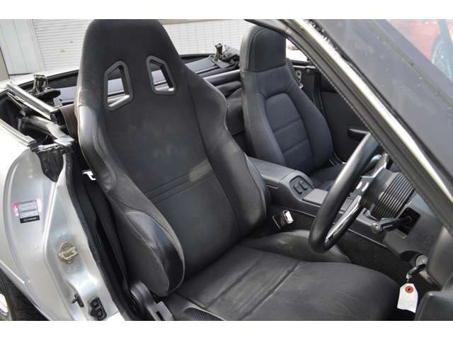 運転席はセミバケットシートです。