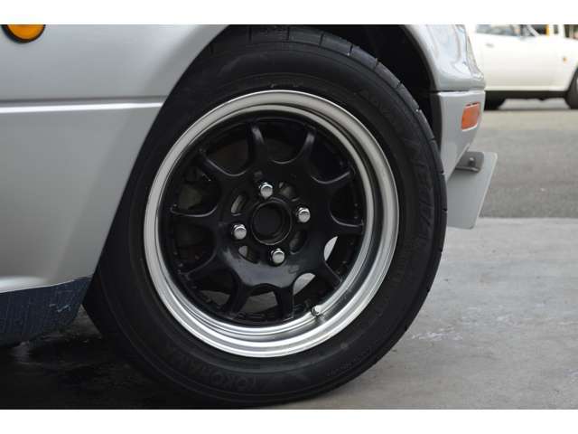 タイヤはADVANネオバ202を装備。タイヤ山も十分残っており使用可能です。