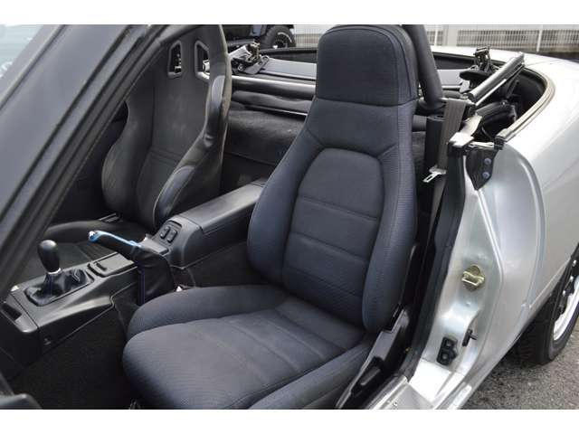 助手席は純正オリジナルシート。各シートともコンディション良好です。