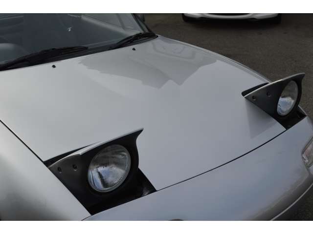 シルバーストーンメタリックのボディはツヤもあり、目立った傷や凹みもございません。