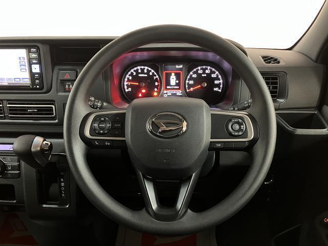 ステアリング右手側に安全運転支援機能のアダプティブクルーズコントロールをコントロールするスイッチ、左手側にオーディオ関連のコントロールスイッチを配置、視線を逸らすことなく運転に集中できます。