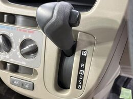 インパネシフトならハンドルからの移動距離が短く操作もスムーズ！また、足元が広くなりすっきりしますので、大柄な方でも快適にお過ごしいただけます。