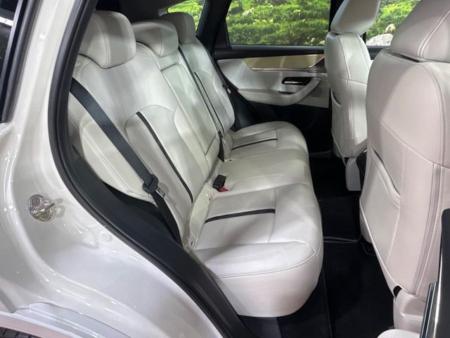 広々とした2列目シートは居住性が高く、居心地も快適！友達や家族とのお出かけにぴったりです。ベビーシートやチャイルドシート使用時も快適にお過ごしいただける十分な空間を確保しています。