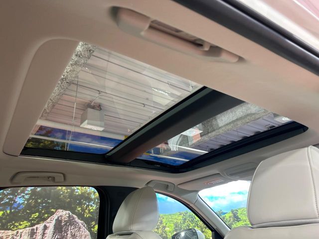 【大型サンルーフ】車内の解放感が一気に上がる大型のパノラマルーフ！季節を問わず開放的で快適なドライブをお楽しみいただけます。流通量も少なく希少価値の高い人気の装備です♪