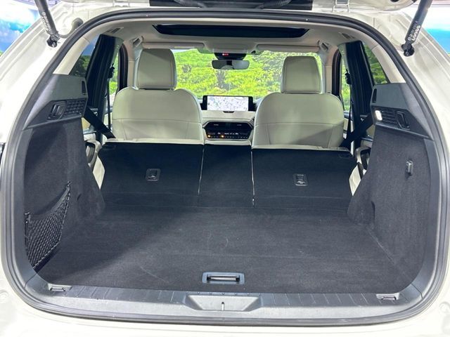 ラゲッジルームは、大容量のスペースを確保。普段のお買い物からレジャーまで、幅広く活躍してくれます！また、リアシートを倒すことでバリエーション豊かにお使いいただけます。