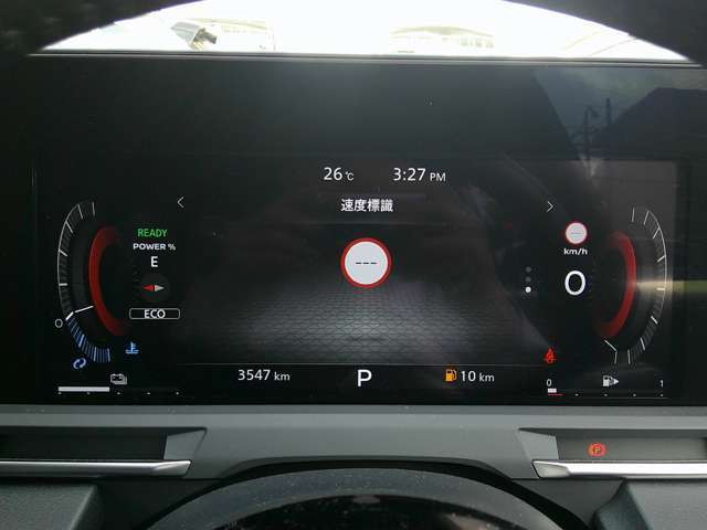 車両状態や走行道路の時速表示等のインフォメーションが備わっていますスピードメーターは上質なデザインとなっております。