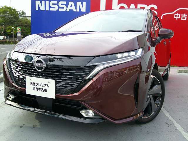 純正LEDヘッドライト＆LEDポジションランプ＆LEDフォグランプ付き、夜間の走行時に前方を明るく照らしてくれます。