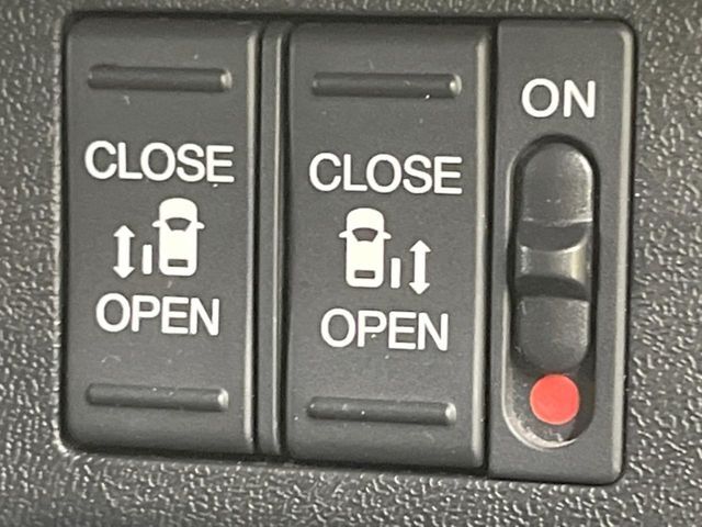 【両側パワースライドドア】スマートキーや運転席のスイッチで後席両側スライドドアの開閉が可能♪電動だから力を入れてドアを開ける必要が無く、小さなお子様でも簡単に開け閉めでき快適です♪