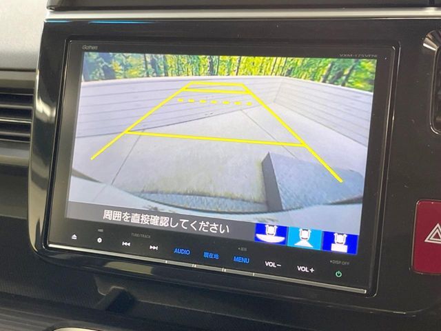 【バックカメラ】駐車時に後方がリアルタイム映像で確認できます。大型商業施設や立体駐車場での駐車時や、夜間のバック時に大活躍！運転スキルに関わらず、今や必須となった装備のひとつです！