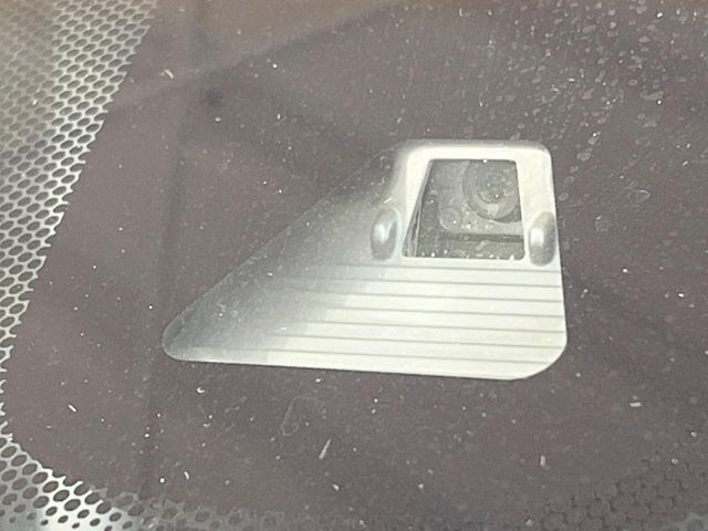 【ホンダセンシング】走行中に前方の車両等を認識し、衝突しそうな時は警報とブレーキで衝突回避と被害軽減をアシスト。より安全にドライブをお楽しみいただけます。