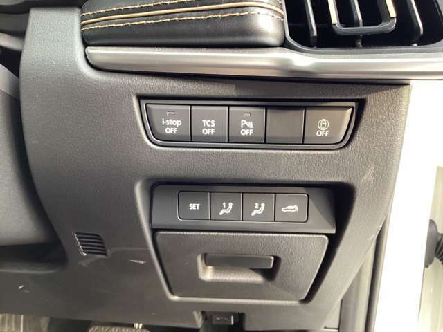 運転席右側には安全装備のスイッチ・シートメモリーのスイッチが集約されています！