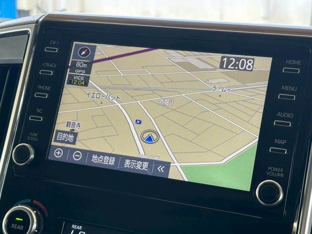 【純正8インチディスプレイオーディオ】ナビ機能に加えて、フルセグテレビやブルートゥース接続など多彩な機能を併せ持っており、インパネ周りがすっきりしてますね！