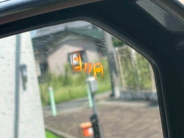 【ブラインドスポットモニター（BSM）】車線変更時に車両後方から来る車両を検知し安全をサポートする装置です。