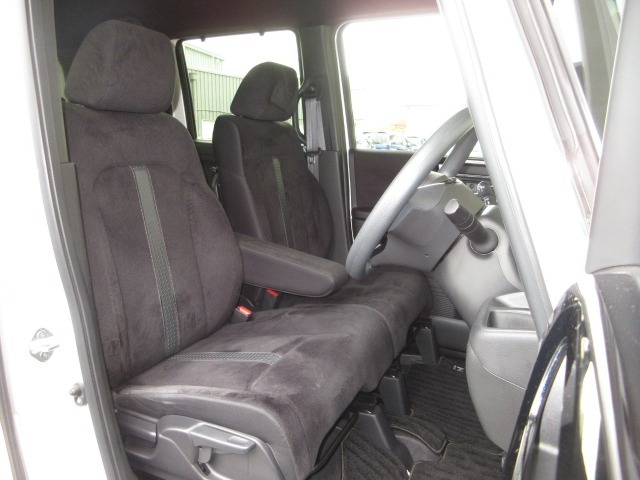 運転席には高さ調整ができる『シートハイトアジャスター機能』が付いています！これなら小柄な方にも大柄な方にも自分にぴったりの運転姿勢がとれますね～！