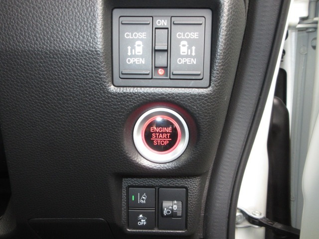 レーザーを照射しカメラで前走車等を検知し衝突の回避・軽減を図るホンダセンシングとVSA（車両挙動安定化制御システム）走る・曲がる・止まるの全領域で安定性を確保するためのシステム装備。安心ですね！