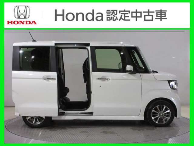 ●『両側電動スライドドア』がついております。スライドドアは、左右両方とも電動で開閉できます。小さなお子さんの乗り降りも楽々ですね。