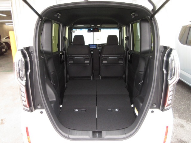 ●リアシートを倒すと、こんなに広い荷室が出来ますよ！背の高い荷物も積めます。ショッピングやレジャーに何かできそうな雰囲気のラゲッジスペースです！