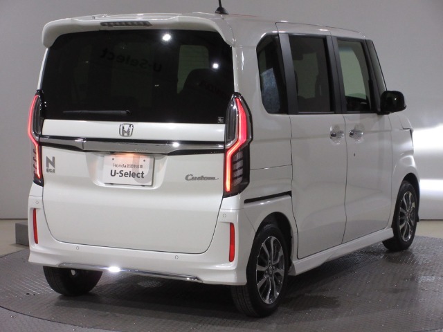 ワンオーナー車のN-BOXカスタム (L)が入庫です。2025年、24年、22年に当社自社工場にて法定点検を実施しております。過去の整備は整備記録簿での確認ができます。