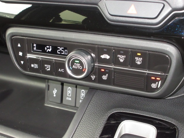 エアコンはオートエアコンでお好みの温度調整が出来、オールシーズン快適にドライブできます！さらに、運転席＆助手席シートヒーターが付いてます。2段階に温度設定が可能です。