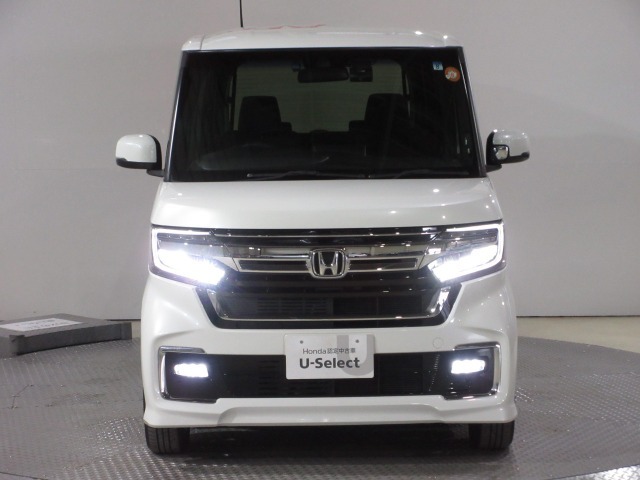 ハロゲンより明るく、より遠くまでさらなる安心感のあるLEDヘッドライトを採用。点灯忘れも防止できるオートライトコントロール機構付きです。