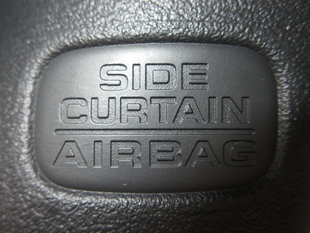 サイドカーテンエアバックシステムは、側面衝突時に大人から子供までさまざまな体格の乗員の頭部や頚部を広範囲で保護。特にセンターピラーへの頭部衝突を防ぐ展開性能を実現しています。