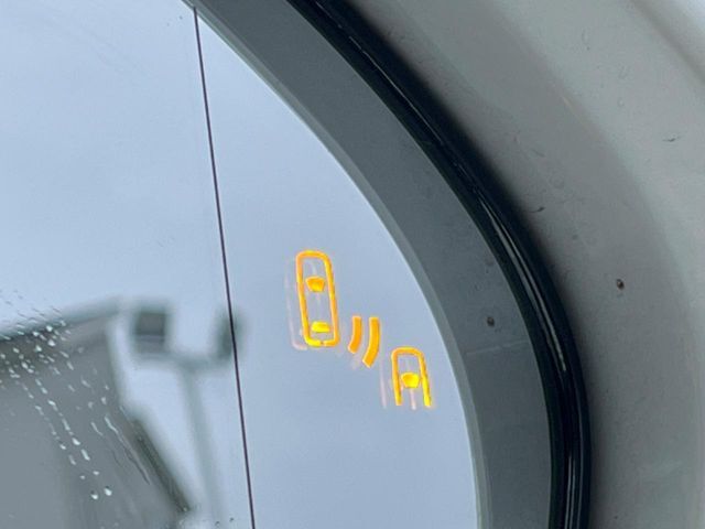 【ブラインドスポットモニター】走行中、ドアミラーの死角になりやすい箇所に後続車が接近するとサイドミラーのレンズに警告を表示！ドライバーに注意喚起をしてくれます。