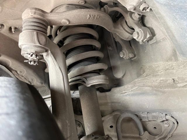 お車を安心してお乗りいただく為には、足回りの定期点検が欠かせません。サービスサポート（有償保証）では無料点検もご提供しており、安心のカーライフをお過ごしいただけるサポート体制が整っています。