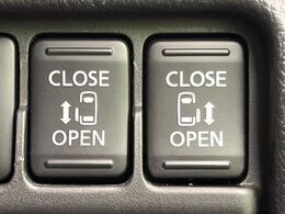 【両側パワースライドドア】スマートキーや運転席のスイッチで後席両側スライドドアの開閉が可能♪電動だから力を入れてドアを開ける必要が無く、小さなお子様でも簡単に開け閉めでき快適です♪