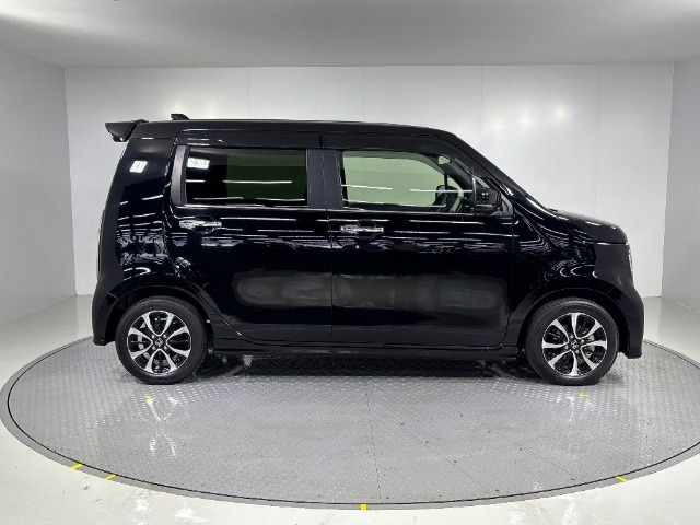 雨の日は中古車は選びにくいですよね。でも当店なら安心です。電話予約を頂ければ屋根下へ移動させて頂きます。雨でもじっくりご検討いただけます。