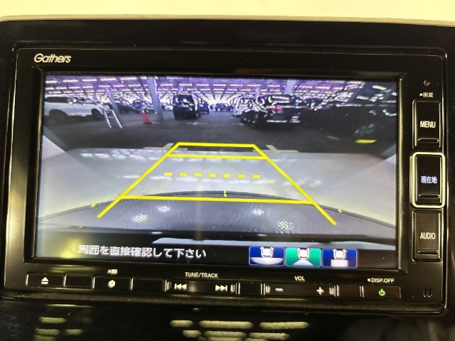 後退時に車両の後ろ側をモニター画面に表示します。車庫入れが苦手な人もこれで安心♪