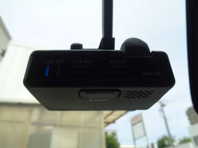 運転状況を、映像と音で記録するドライブレコ-ダ-。お問い合わせは03-5672-1023へ