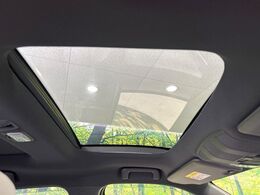 【サンルーフ】開放感たっぷりの希少装備、サンルーフが装着されています！車内に明かりを取り入れたり景色を楽しむ以外にも、車内の空気も簡単に換気できて快適です！