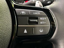 【アダプティブクルーズコントロール】高速道路での長距離走行が楽に！！自動で速度を保つクルーズコントロールが、衝突軽減システムと連携し、前方の車両を感知して車間を保つように速度調節してくれます！！