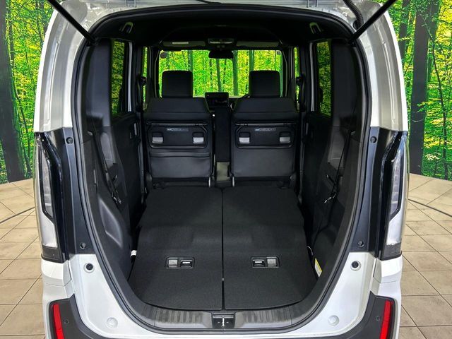 普段のお買い物や通勤、送迎等に十分な荷室スペースを確保しております。セカンドシートを倒すと、大きな荷物の積載も可能です♪