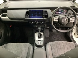 車内は光触媒抗菌消臭施工済です。インパネ周りはスタイリッシュなデザインで機能や装備も充実しています。グローブボックスやカップホルダーのほかにトレーなどたくさんの収納スペースが付いています。
