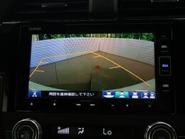 【バックカメラ】駐車時に後方がリアルタイム映像で確認できます。大型商業施設や立体駐車場での駐車時や、夜間のバック時に大活躍！運転スキルに関わらず、今や必須となった装備のひとつです！
