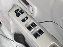 【電動格納ミラー】サイドミラーは電動格納式となっており、狭い駐車場でもキズがつくリスクを抑えられます。