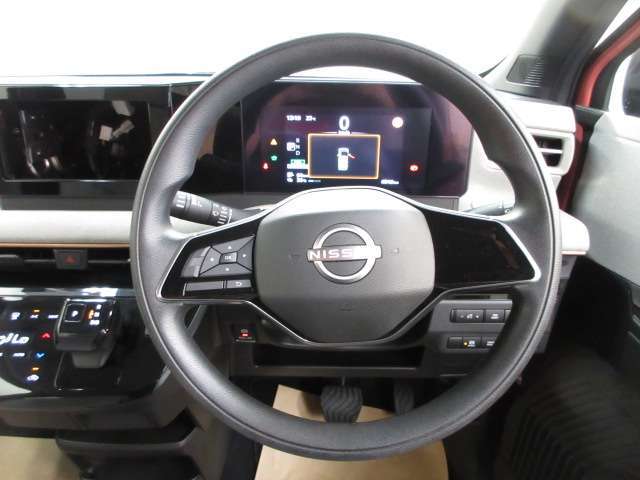 運転が楽しくなる明るく開放的な運転席まわりです。