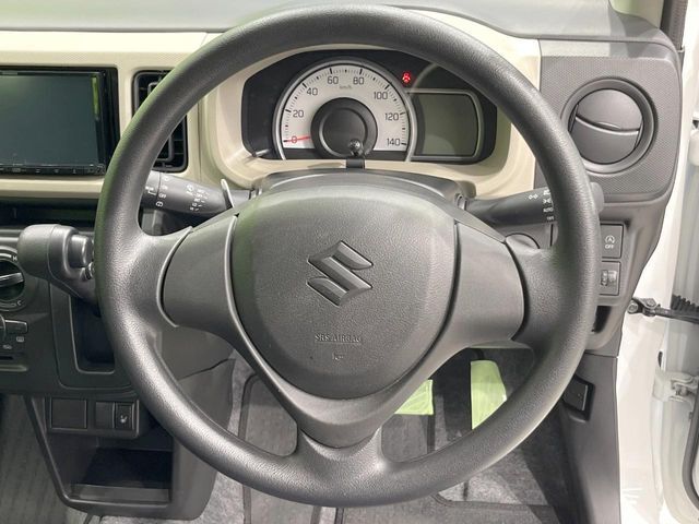 インテリアに合わせたデザインのステアリングは、運転される方のことも考え、運転しやすい形状、大きさです。是非一度、実際に触ってお確かめください。