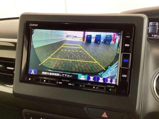 リバースギアに入れるだけで後方の表示へ切り替わります。夜間や雨の日の駐車も楽になりますよ。