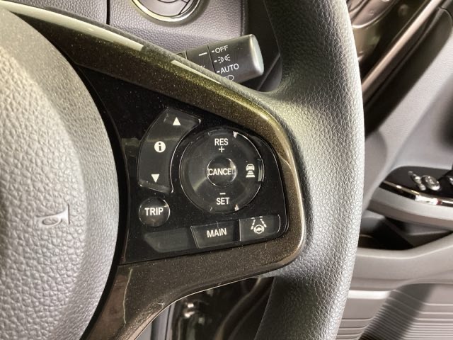 クルーズコントロールを装備しています。高速道路などで一定の速度で走ってくれるので運転が楽ですよ！速度を設定できますので、スピードの出しすぎにも注意できます。