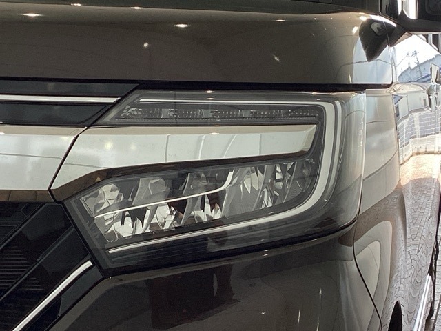 LEDヘッドライトは、点灯の瞬間から最大光量を発揮し、突然暗くなるトンネルなどでの安定感を高めます。
