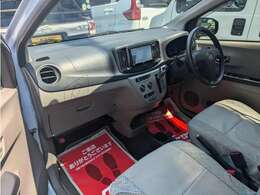 明るく元気なスタッフが1台1台丁寧に内外装クリーニング、点検・整備を行っております。