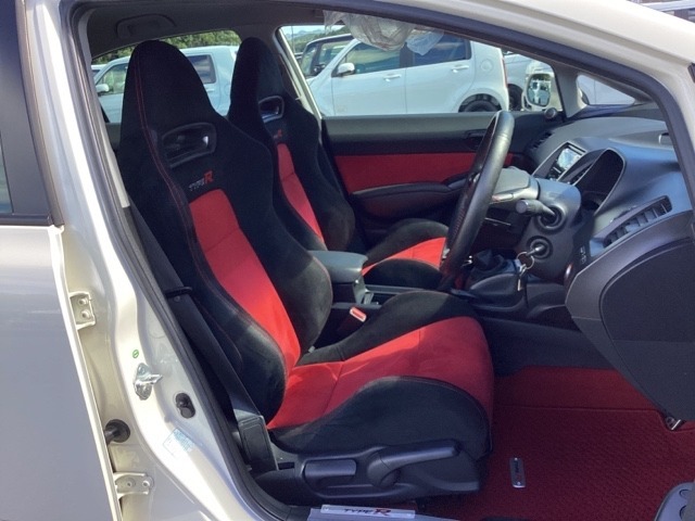 ホンダ　R　specシートです！運転席はハイトアジャスターを装備！リクライニングもできるので快適です！ハンドルはテレスコピック機能で、ハンドル位置を上・下・手前・奥に調節できます。
